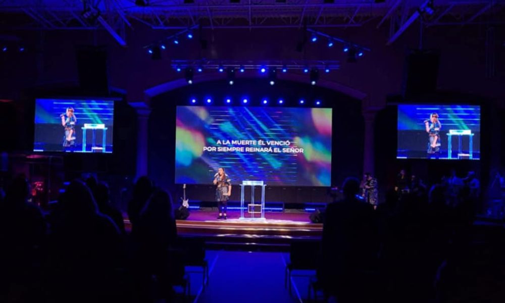 Iglesia moderna equipada con pantalla LED para proyección de sermones.